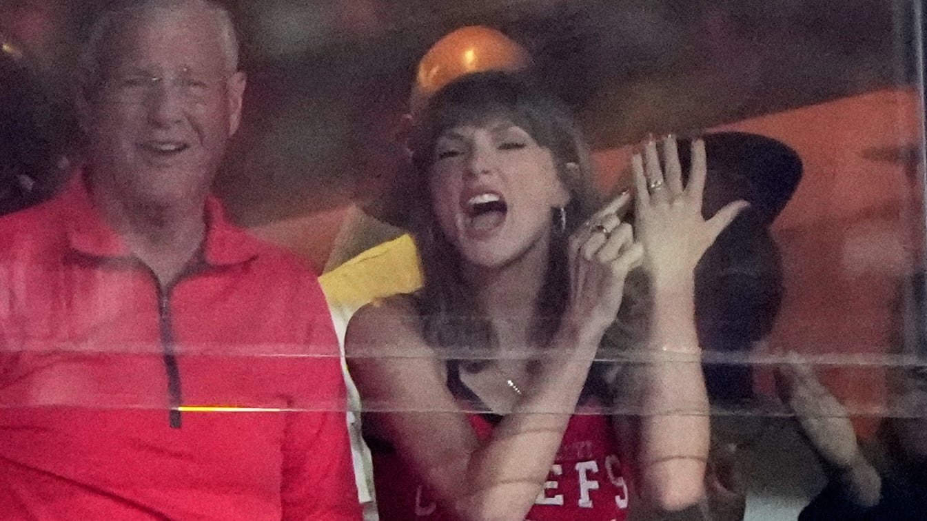 Taylor Swift Attends Kansas City Chiefs Game, Celebrates Travis Kelce Touchdown